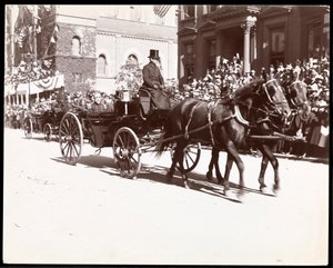 Utsikt over admiral Sampson i en vogn i Dewey Parade på Fifth Avenue, New York, 1899 (sølv gelatintrykk)